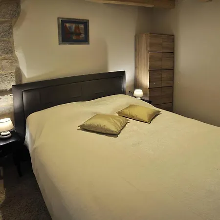 Vendégház Triple In The Center Split